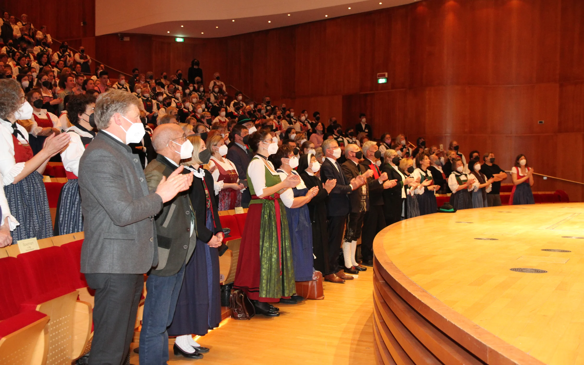 Standing Ovation beim BuerinnenliedSBO.JPG